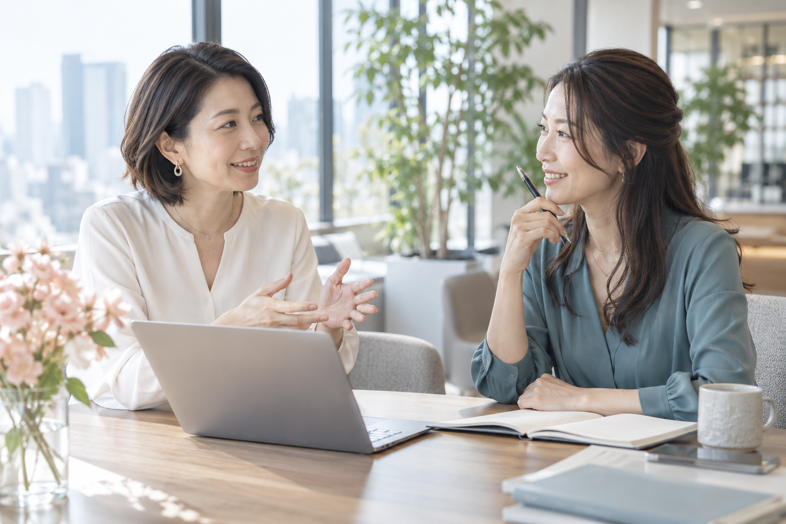 女性起業家同士で業務の計画を相談するイメージ